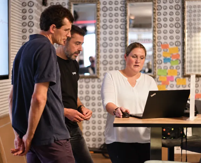 Hendrik discussing a screen with participants around a laptop
