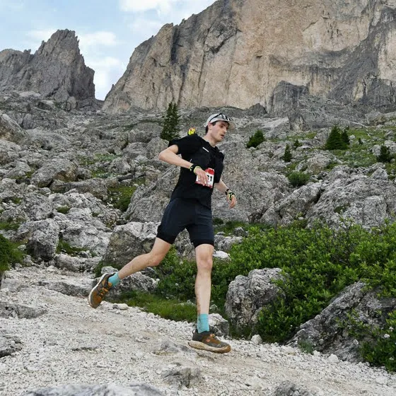 Hendrik running on a rocky mountain trail